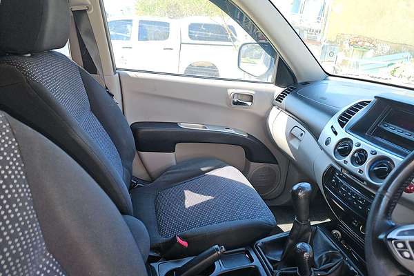 2010 Mitsubishi Triton GLX-R MN 4X4