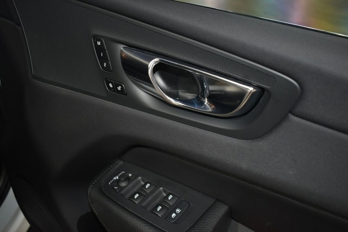 2021 Volvo XC60 B5 Momentum
