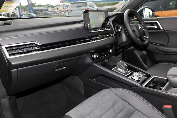 2024 Mitsubishi Outlander Black Edition ZM