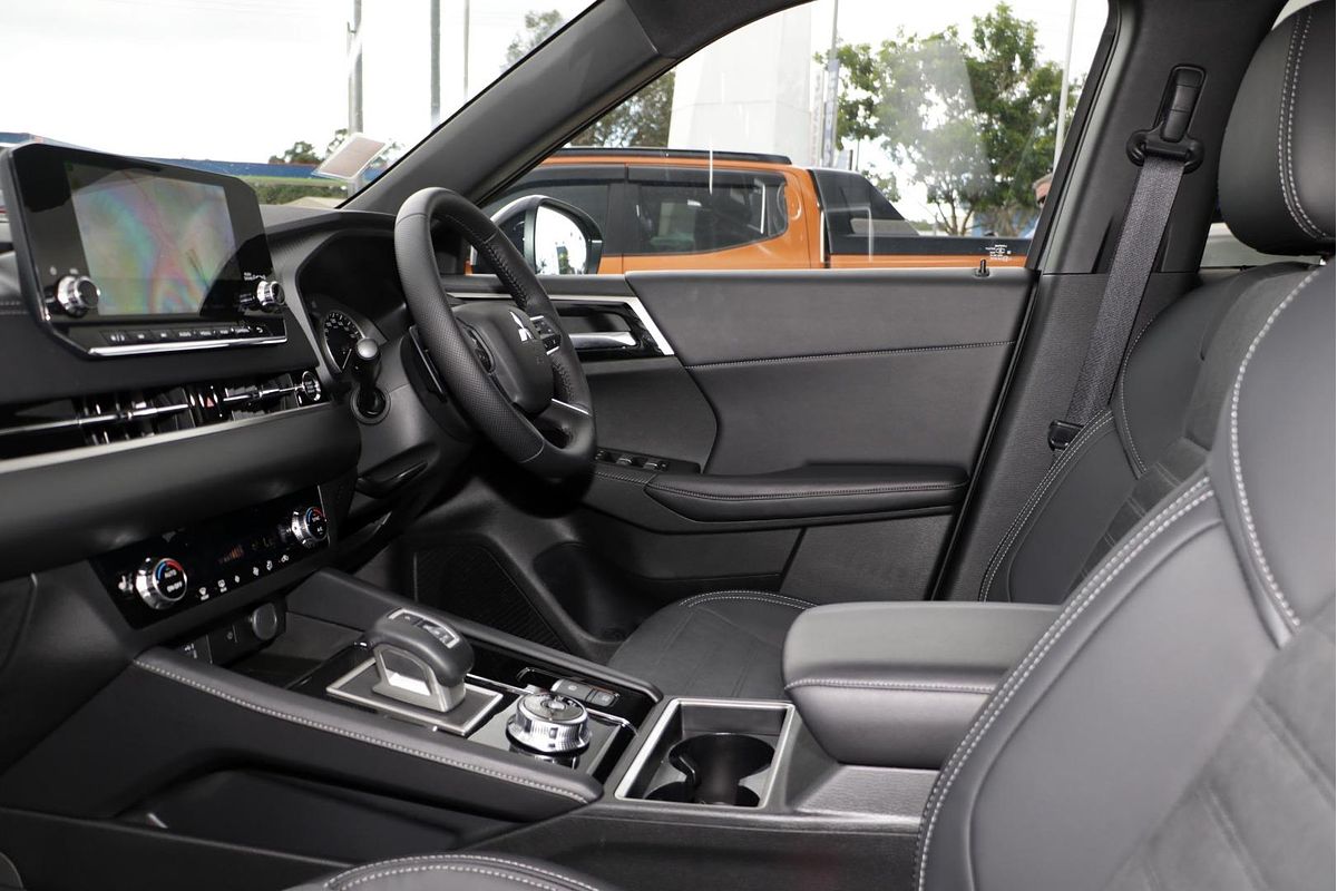 2024 Mitsubishi Outlander Black Edition ZM