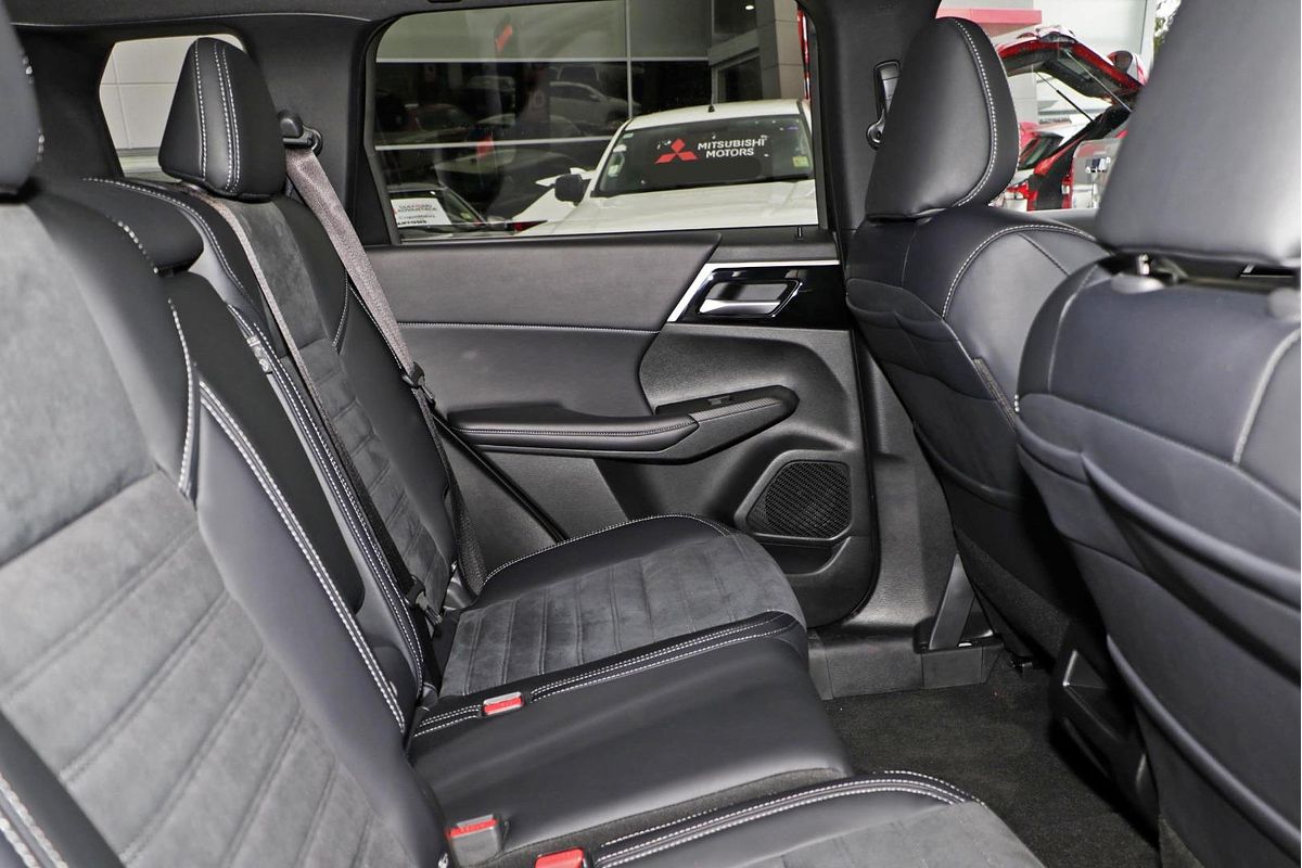 2024 Mitsubishi Outlander Black Edition ZM