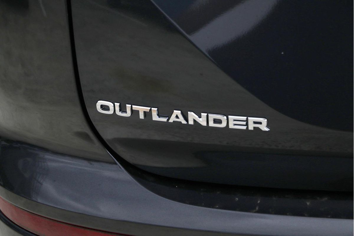 2024 Mitsubishi Outlander Black Edition ZM