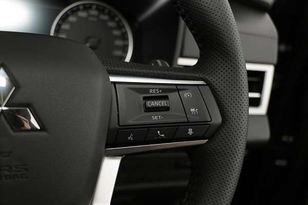 2024 Mitsubishi Outlander Black Edition ZM