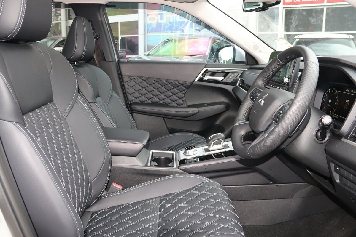 2024 Mitsubishi Outlander Exceed ZM