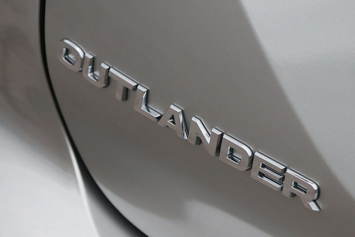 2024 Mitsubishi Outlander Exceed ZM