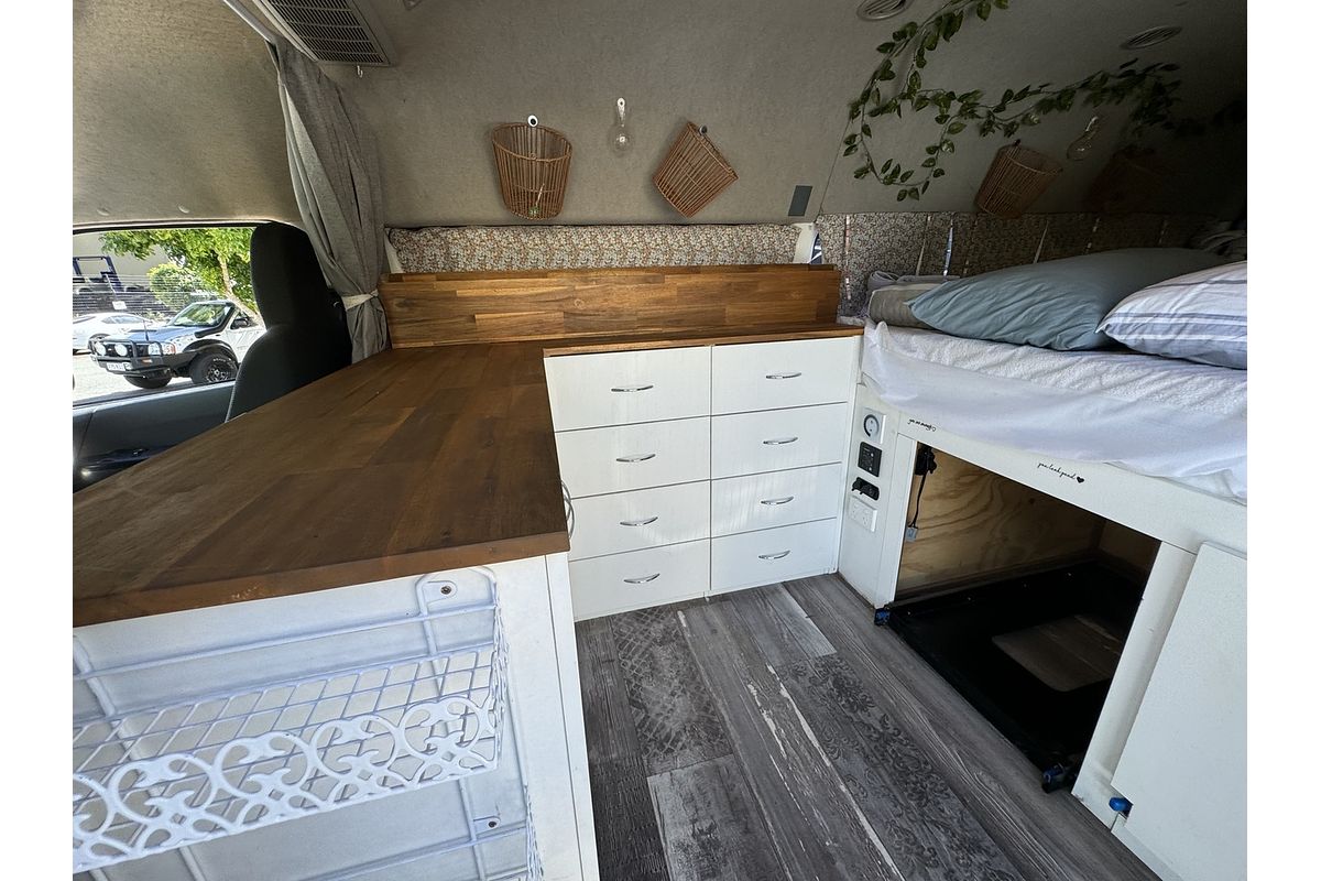 2018 Toyota HiAce Commuter KDH223R MY16