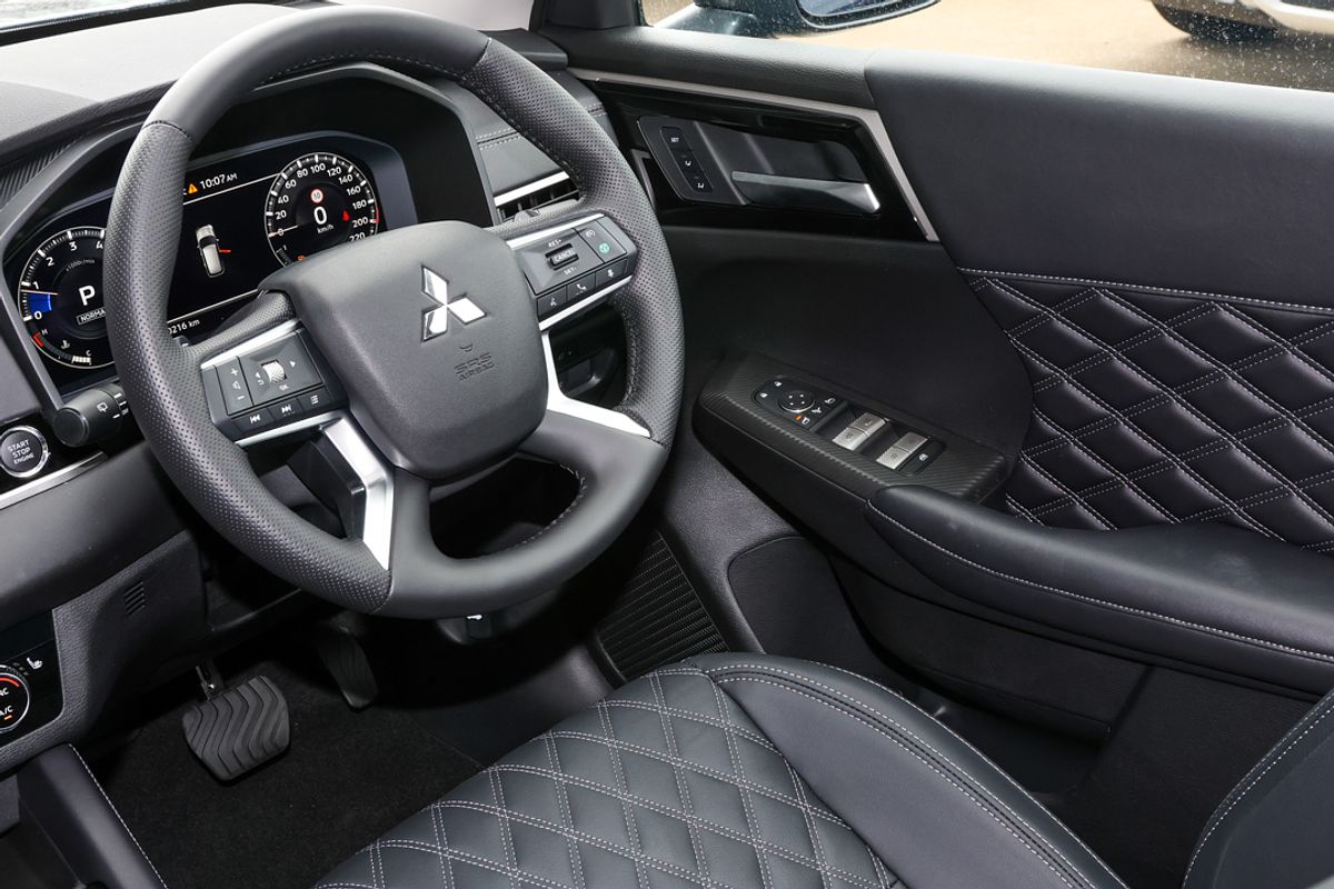 2024 Mitsubishi Outlander Exceed ZM