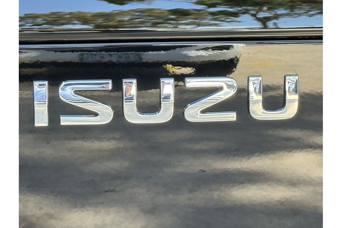 2025 Isuzu MU-X X-TERRAIN