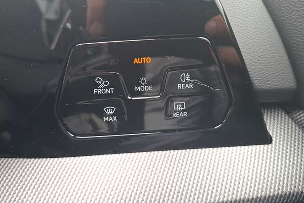 2025 Volkswagen Golf 110TSI R-Line 8.5