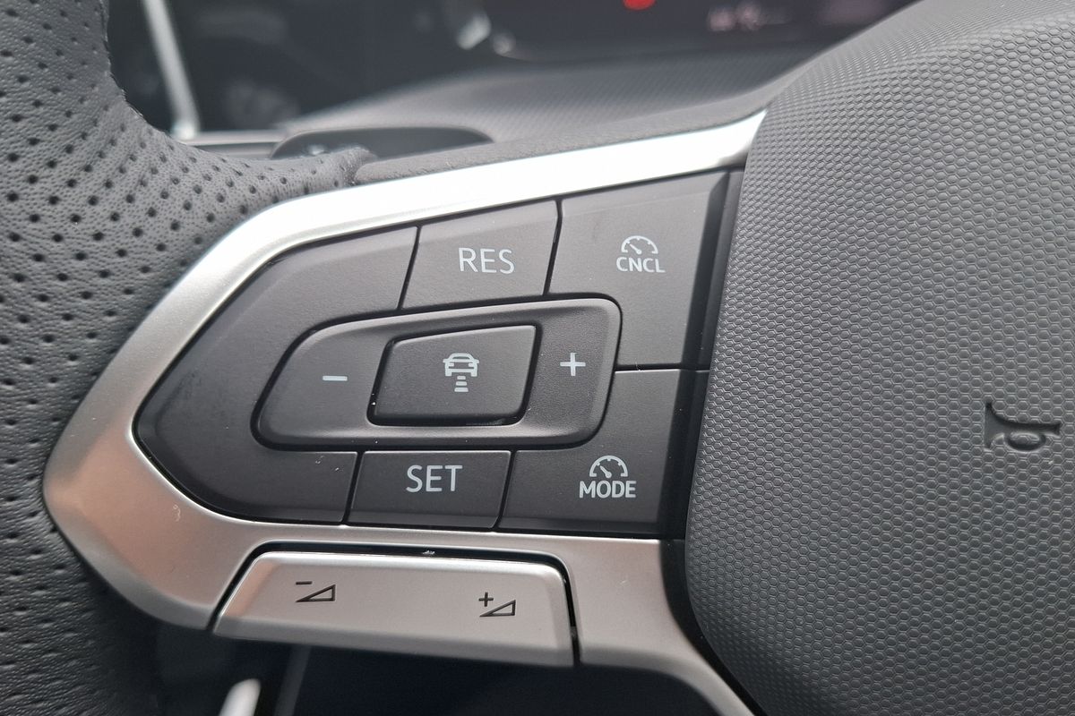 2025 Volkswagen Golf 110TSI R-Line 8.5