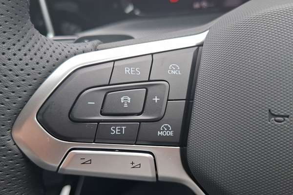 2025 Volkswagen Golf 110TSI R-Line 8.5