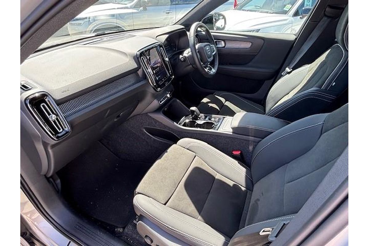 2023 Volvo XC40 Ultimate B5 Dark