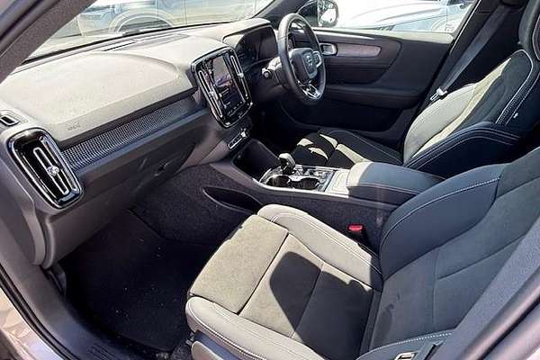 2023 Volvo XC40 Ultimate B5 Dark