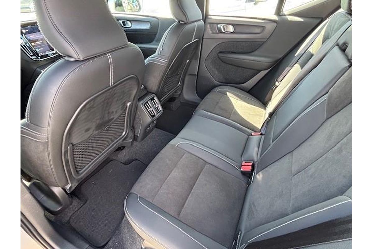2023 Volvo XC40 Ultimate B5 Dark