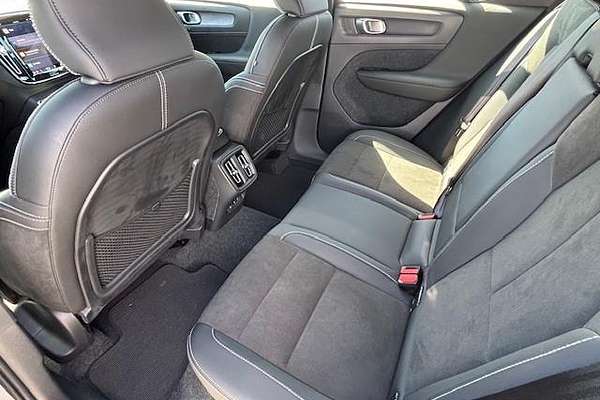 2023 Volvo XC40 Ultimate B5 Dark
