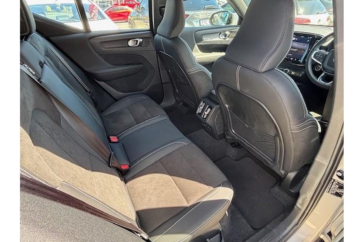 2023 Volvo XC40 Ultimate B5 Dark