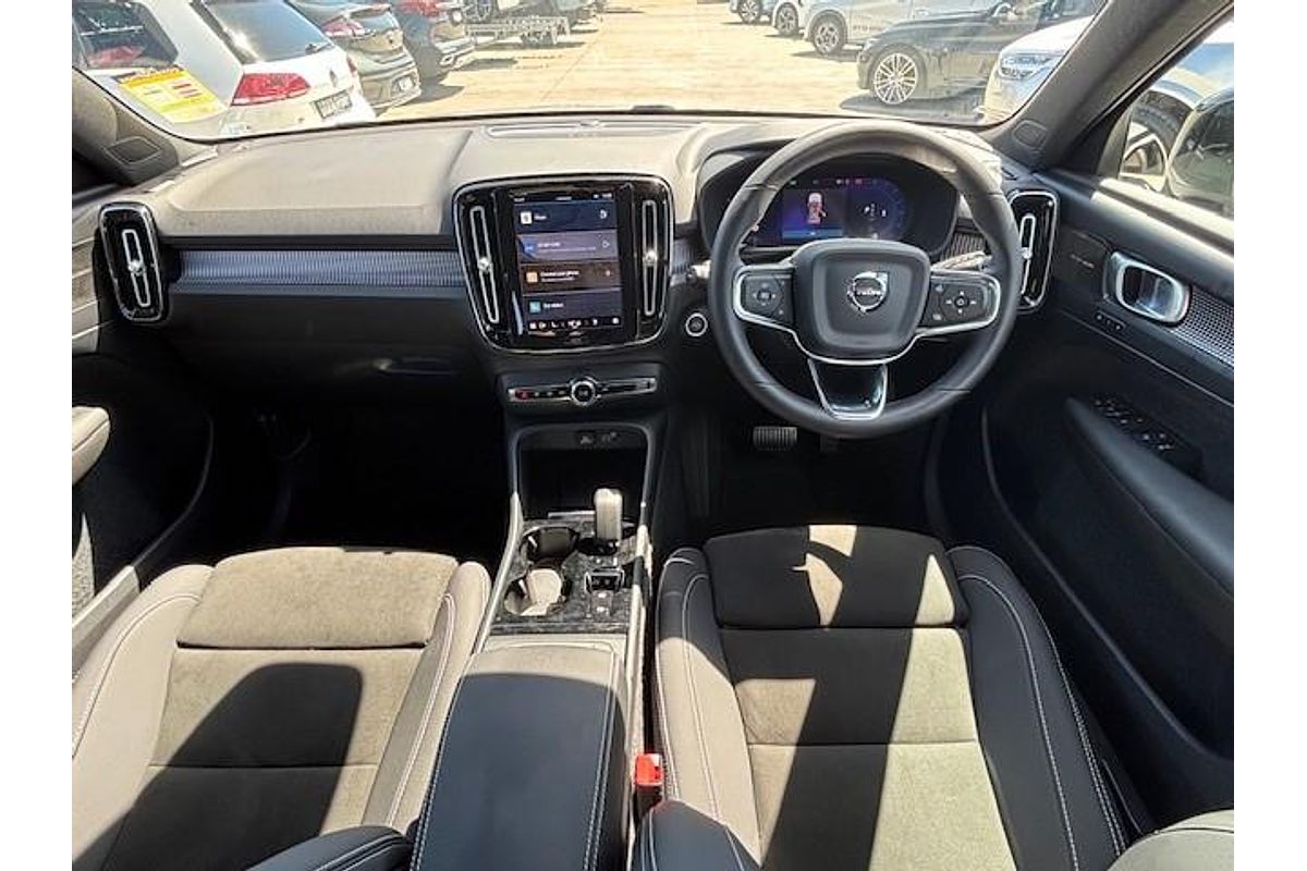 2023 Volvo XC40 Ultimate B5 Dark