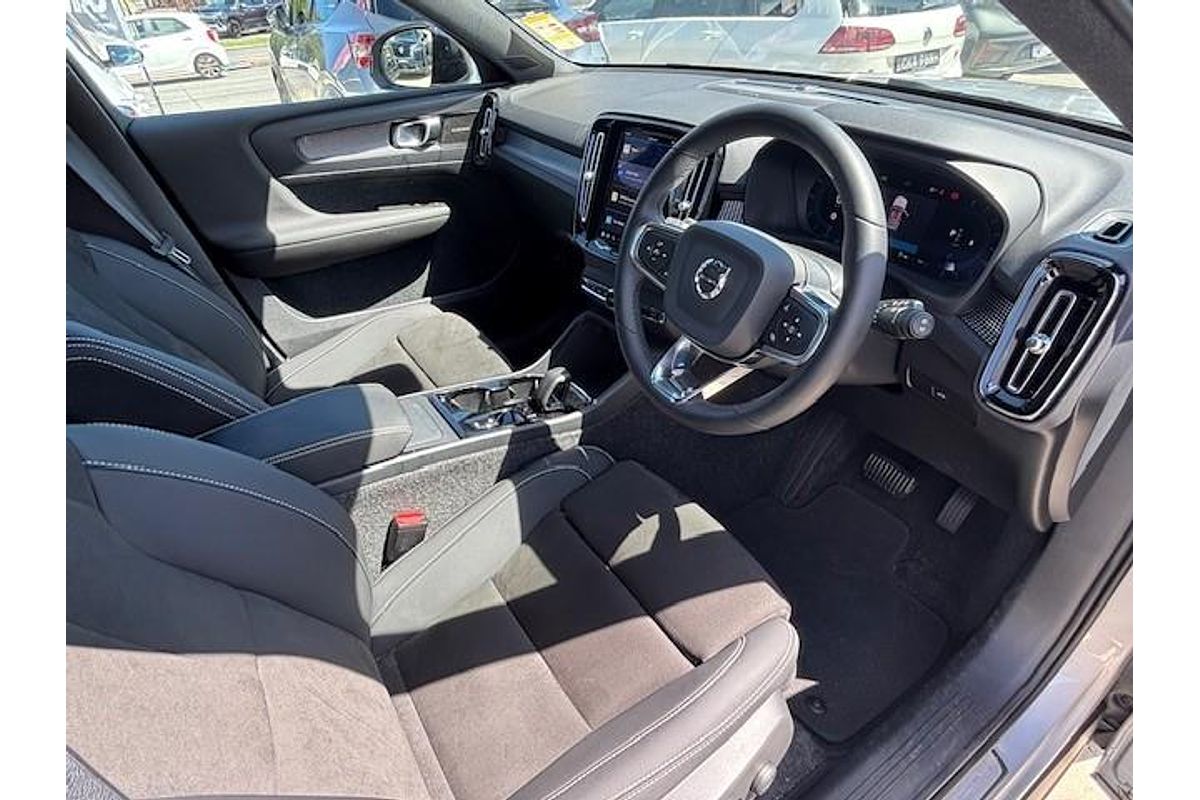 2023 Volvo XC40 Ultimate B5 Dark