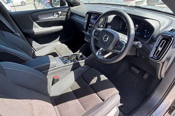 2023 Volvo XC40 Ultimate B5 Dark