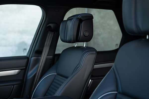 2023 Land Rover Discovery D300 Dynamic HSE Series 5