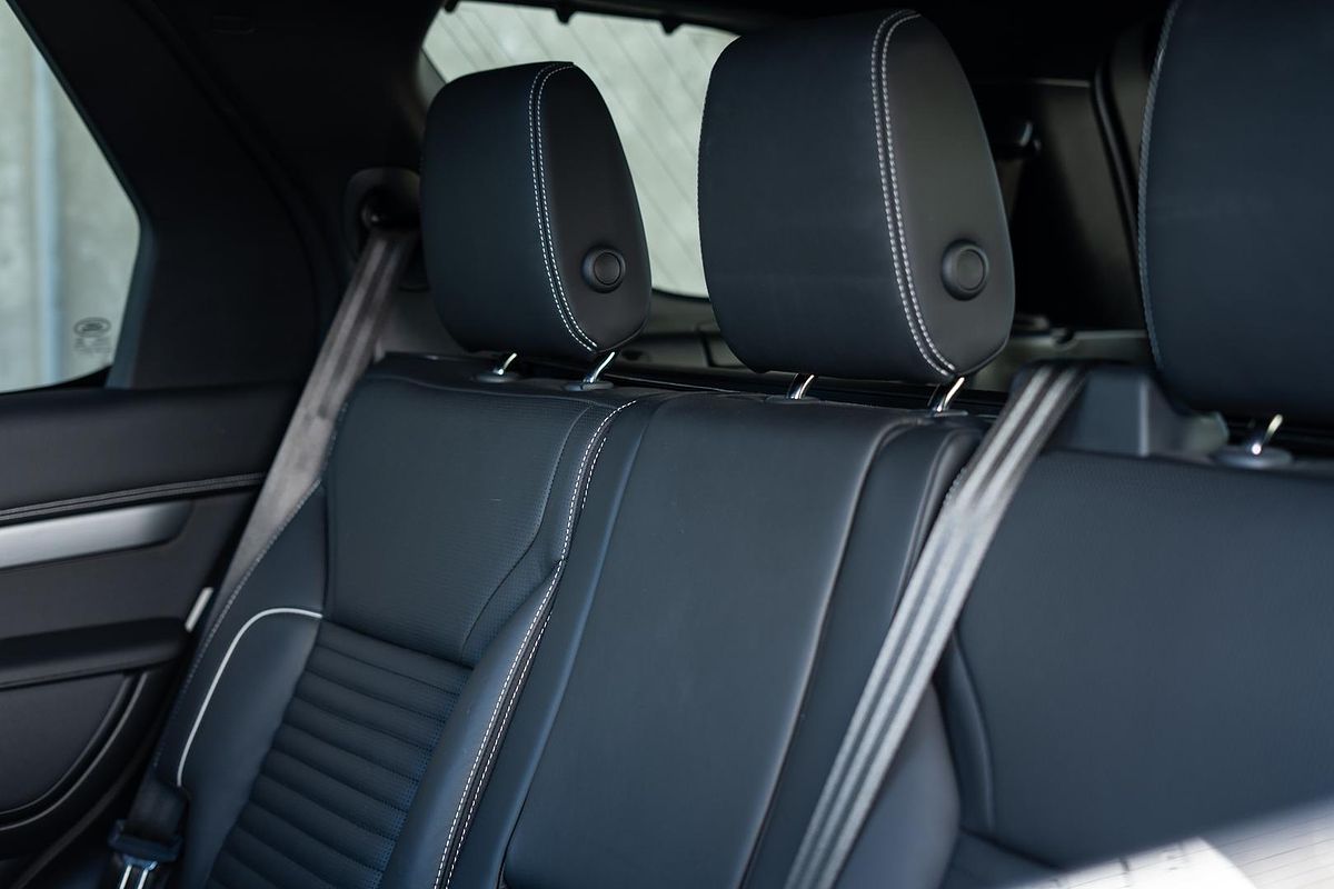 2023 Land Rover Discovery D300 Dynamic HSE Series 5