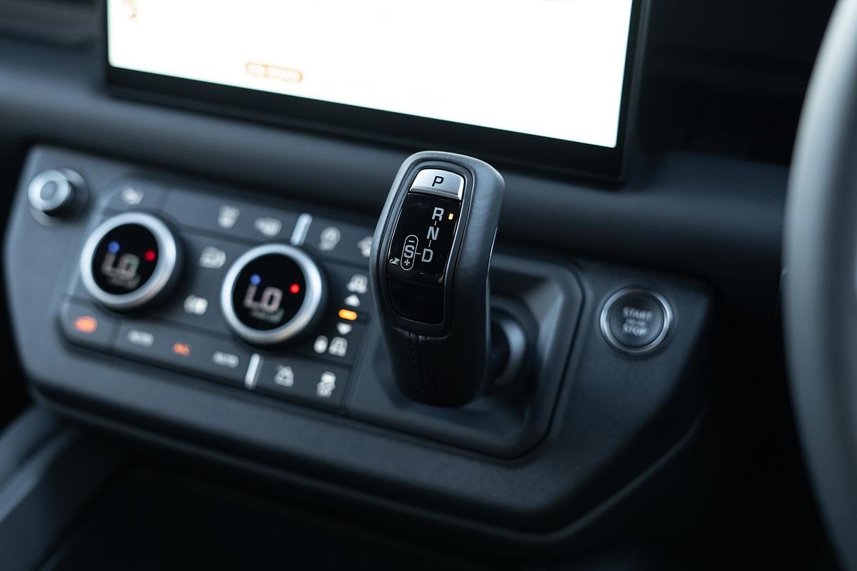 2024 Land Rover Defender 130 D350 X-Dynamic SE L663