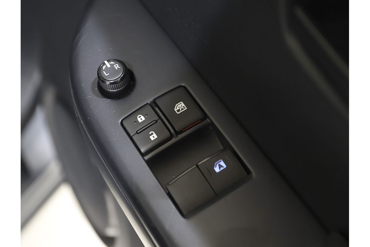 Hilux 4x2 Workmate 2.7L Petrol Automatic Single Cab C/C C227710 001