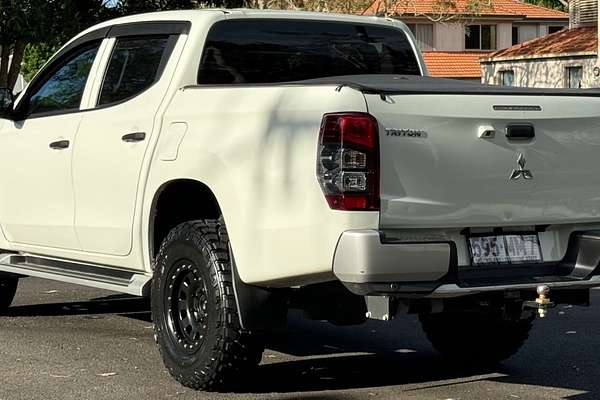 2022 Mitsubishi Triton GLX MR 4X4