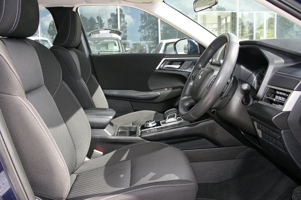 2023 Mitsubishi Outlander ES ZM