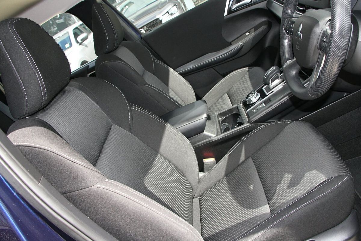 2023 Mitsubishi Outlander ES ZM