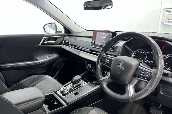 2023 Mitsubishi Outlander ES ZM
