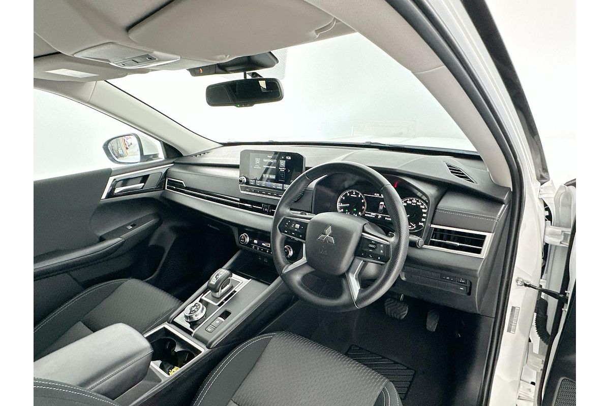 2023 Mitsubishi Outlander ES ZM