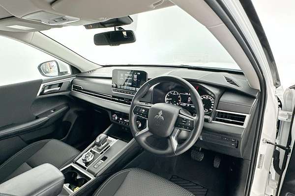 2023 Mitsubishi Outlander ES ZM