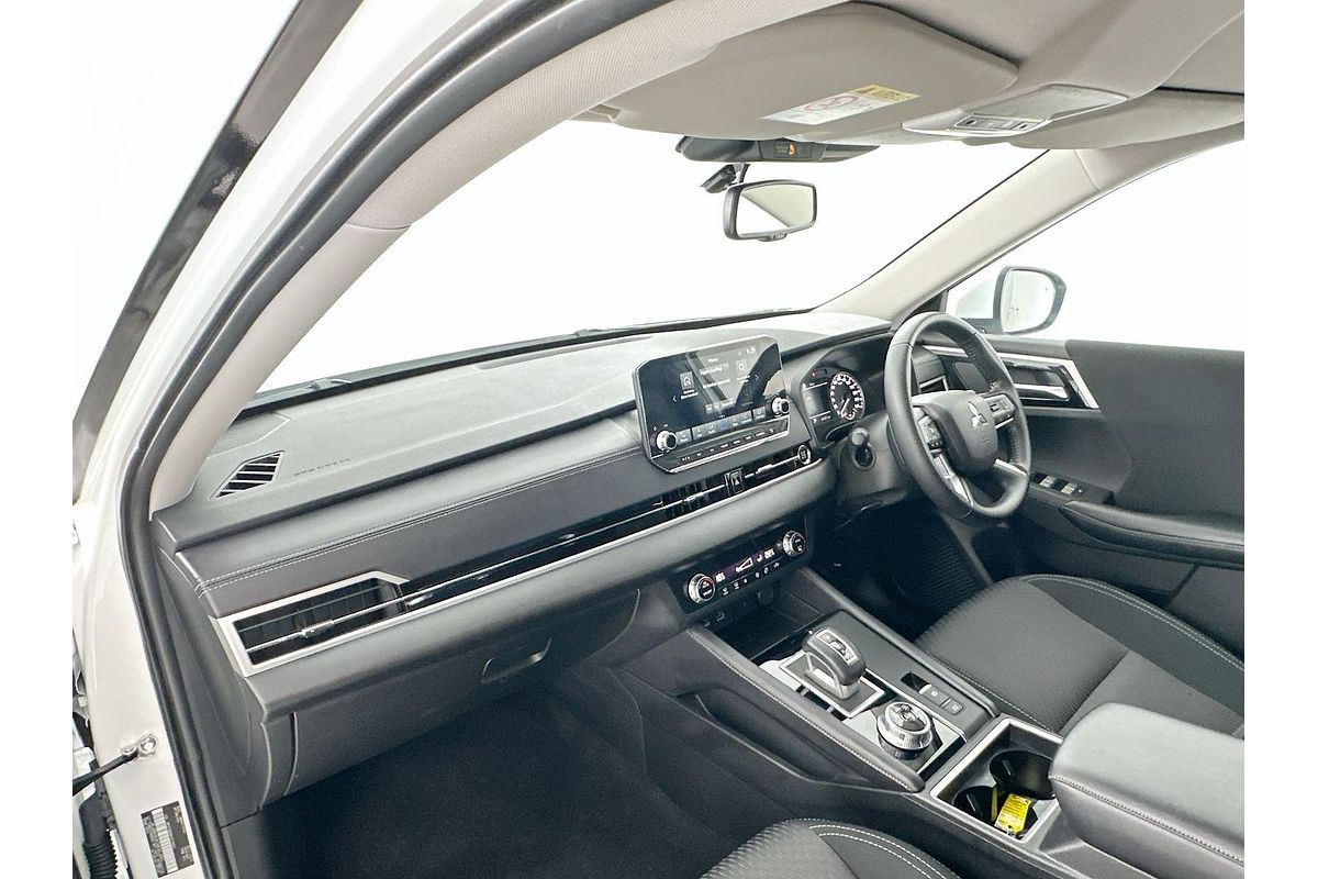 2023 Mitsubishi Outlander ES ZM