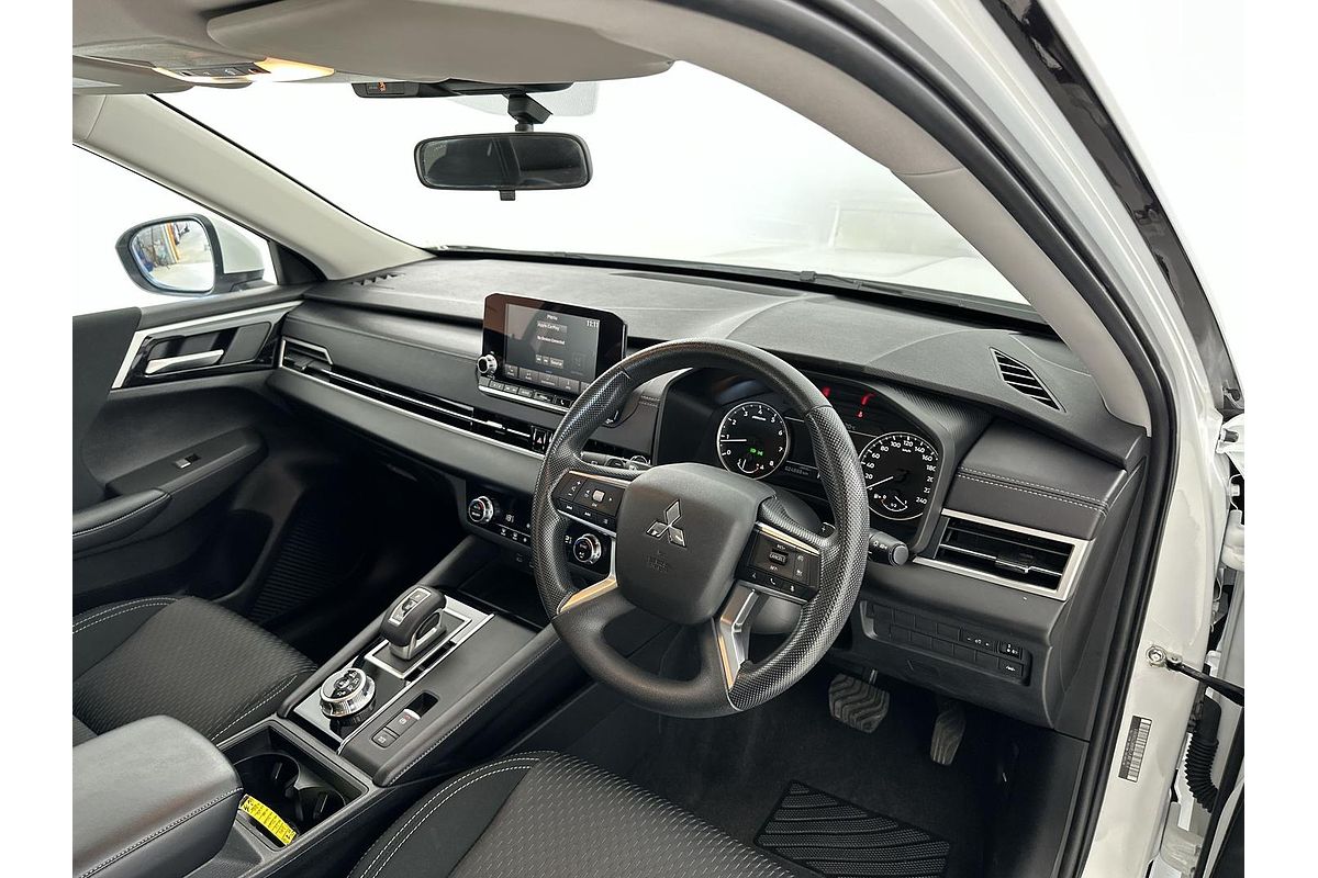 2024 Mitsubishi Outlander ES ZM