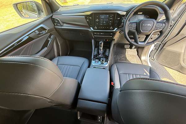 2025 Isuzu MU-X X-TERRAIN