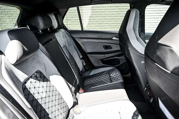 2022 Volkswagen Golf 110TSI R-Line 8