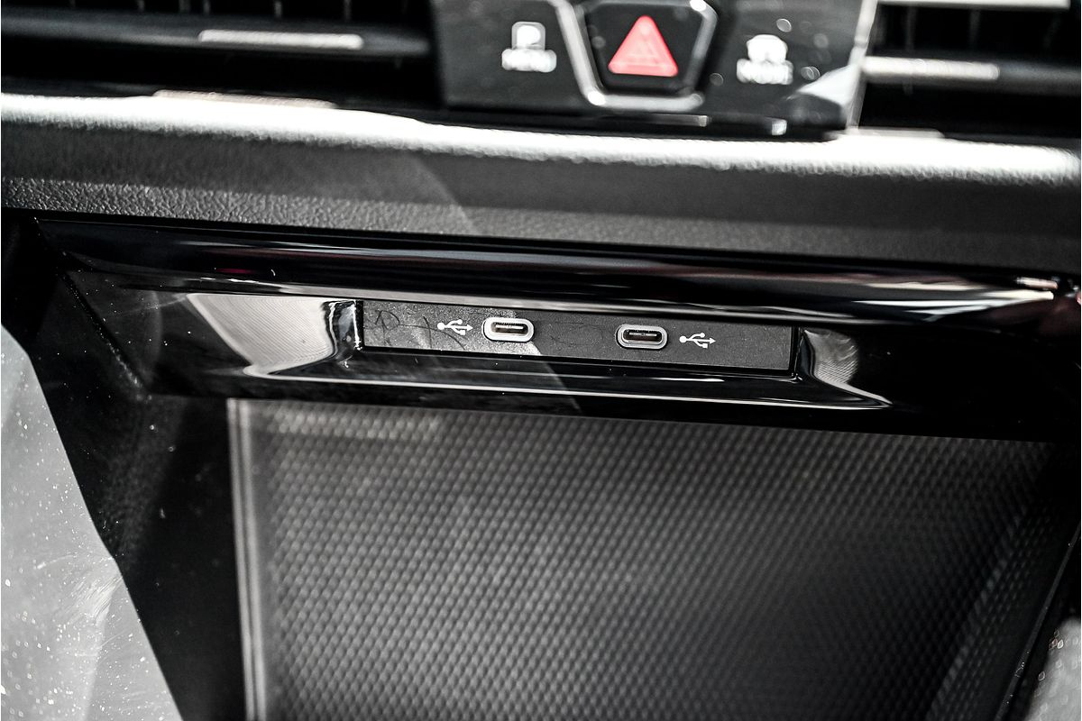 2022 Volkswagen Golf 110TSI R-Line 8