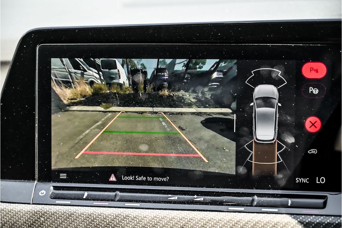 2022 Volkswagen Golf 110TSI R-Line 8