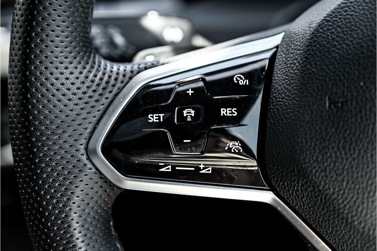 2022 Volkswagen Golf 110TSI R-Line 8