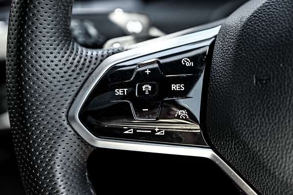 2022 Volkswagen Golf 110TSI R-Line 8