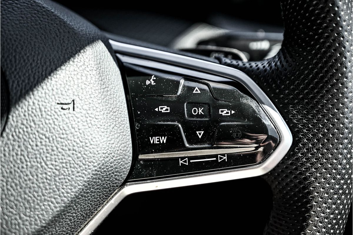 2022 Volkswagen Golf 110TSI R-Line 8