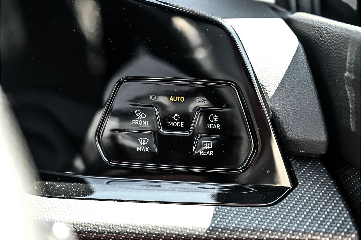 2022 Volkswagen Golf 110TSI R-Line 8