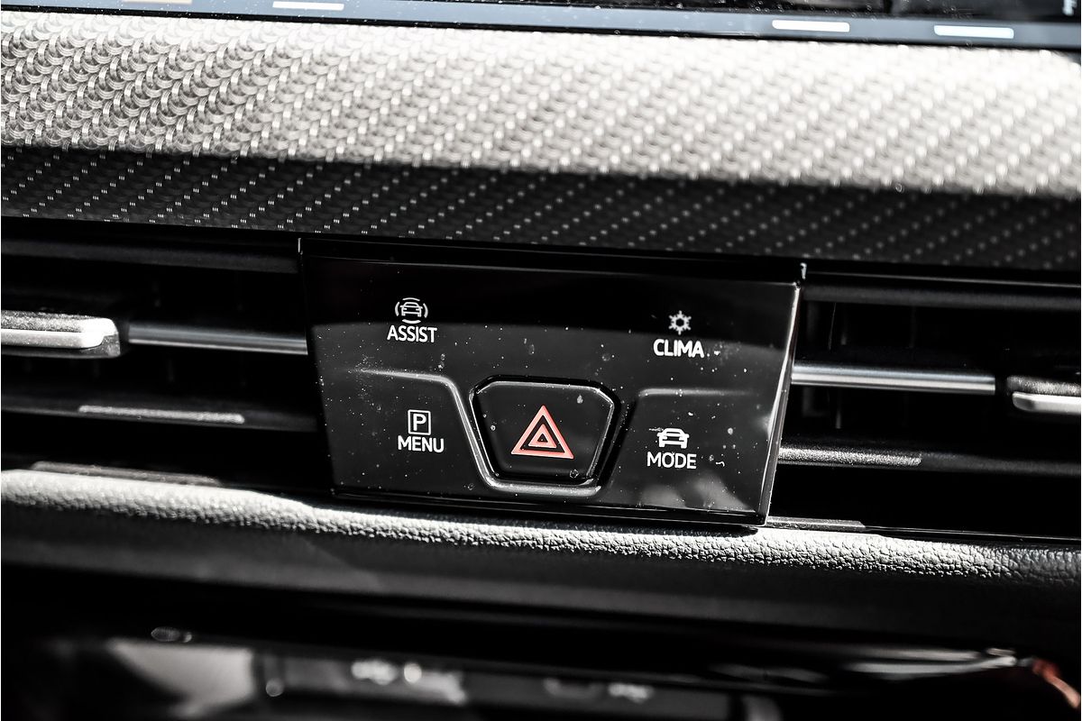 2022 Volkswagen Golf 110TSI R-Line 8