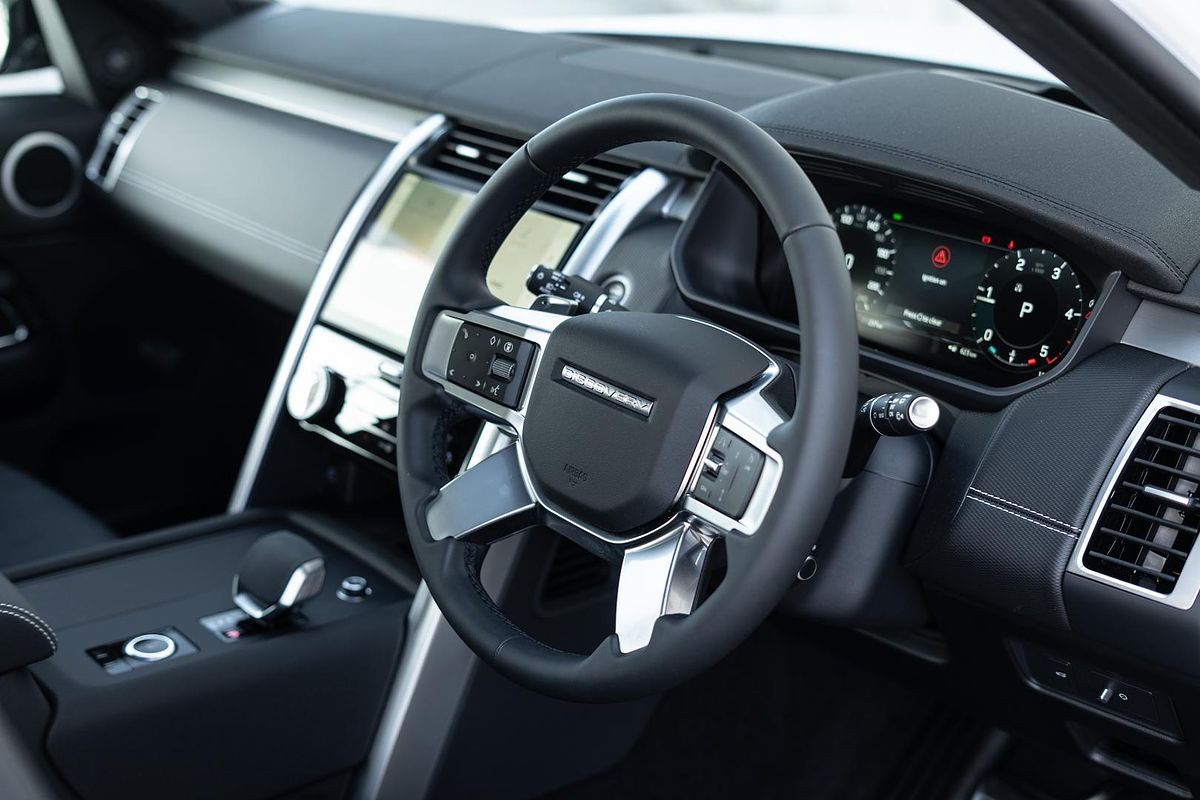 2024 Land Rover Discovery D300 Dynamic SE Series 5