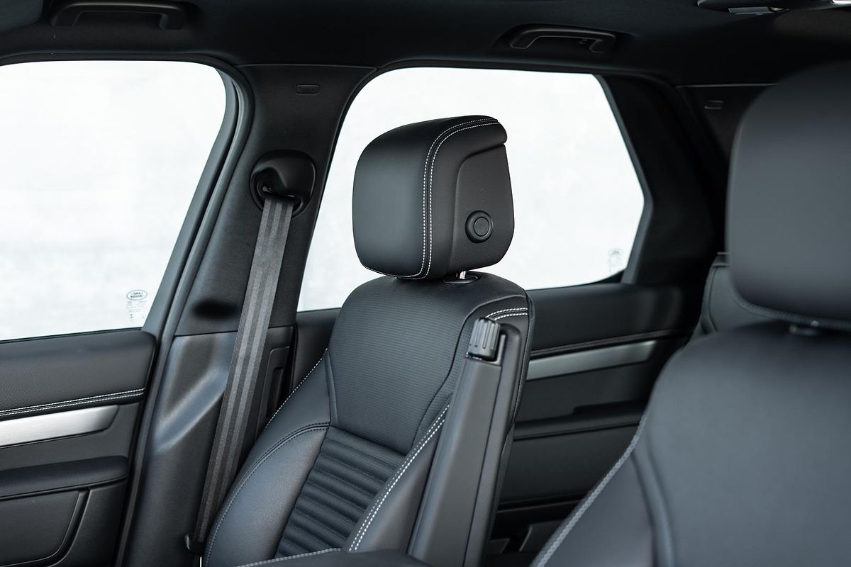 2024 Land Rover Discovery D300 Dynamic SE Series 5