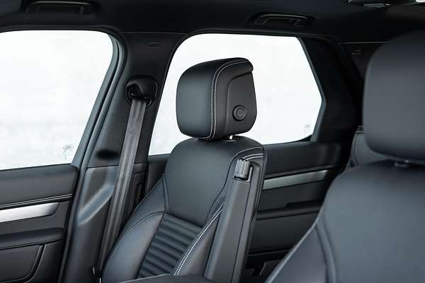 2024 Land Rover Discovery D300 Dynamic SE Series 5