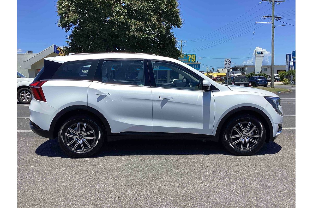 2024 Mahindra XUV700 AX7L