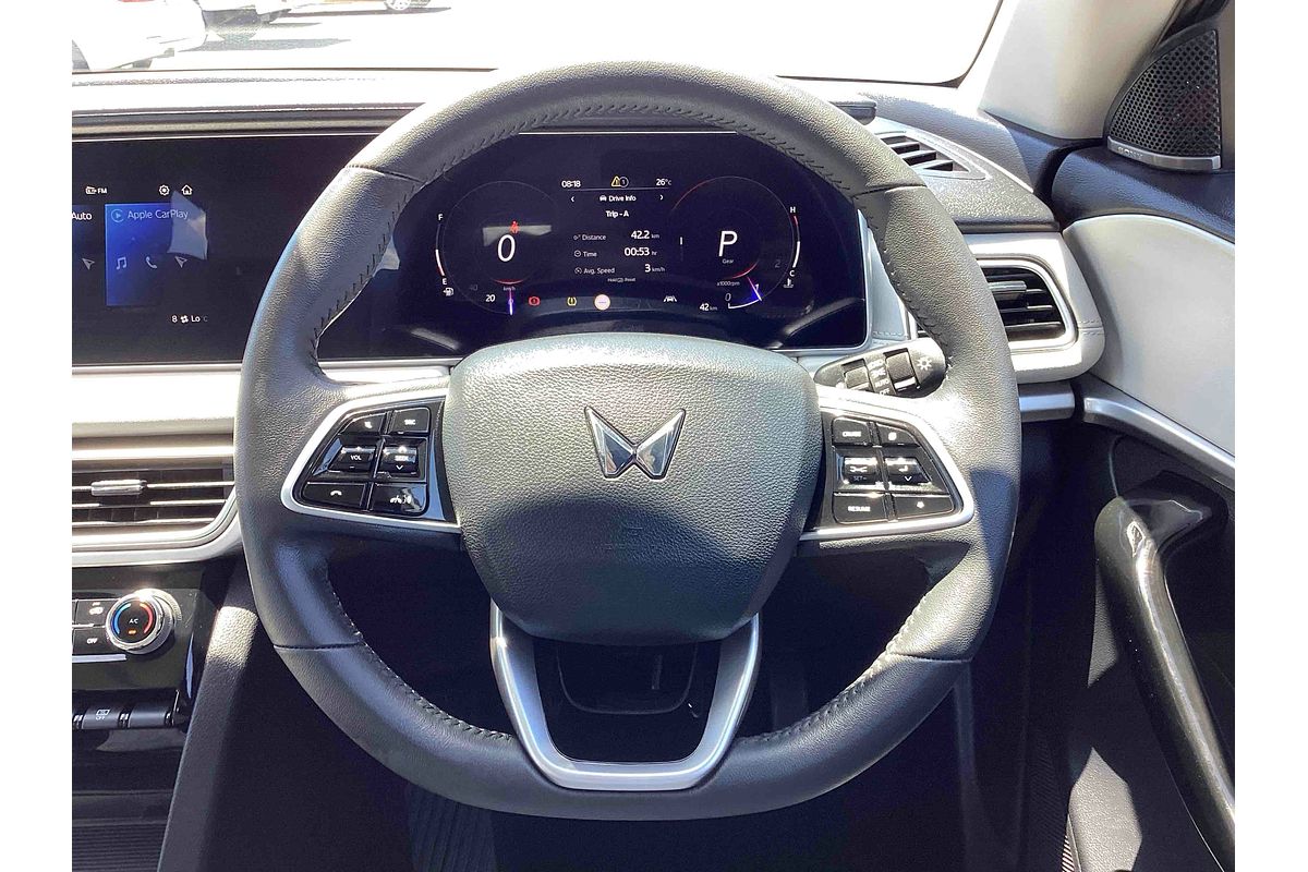 2024 Mahindra XUV700 AX7L