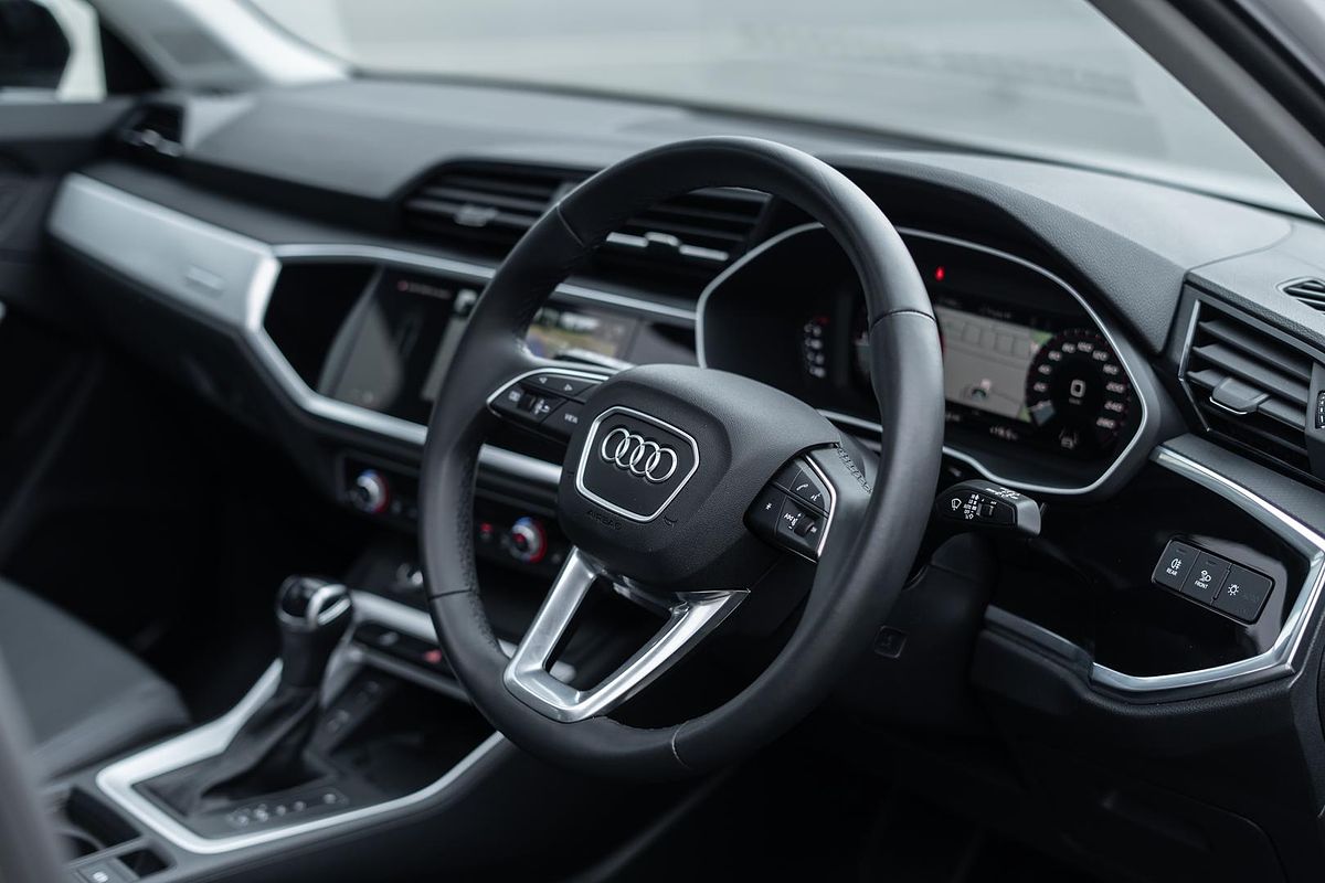 2024 Audi Q3 35 TFSI Dynamic Black F3